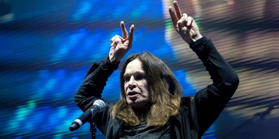 Ozzy Osbourne tritt mit der Rockband Black Sabbath auf.