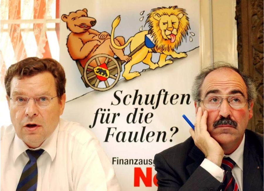 SVP-Politiker vor einem Plakat gegen den Finanzausgleich.