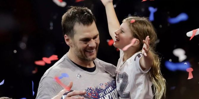 Tom Brady feiert den Super-Bowl-Sieg mit seiner Tochter Vivian Lake.