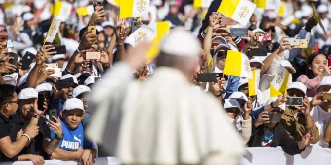 Papst Franziskus grüsst die Zuschauer bei seiner Ankunft im Stadion Said-Sports-City. Foto: Gehad Hamdy Papst Franziskus grüsst die Zuschauer bei seiner Ankunft im Stadion Said-Sports-City. Foto: Gehad Hamdy