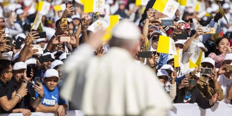 Papst Franziskus grüsst die Zuschauer bei seiner Ankunft im Stadion Said-Sports-City. Foto: Gehad Hamdy