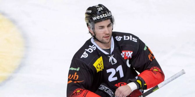 Simon Moser vom SC Bern zieht die Handschuhe aus.