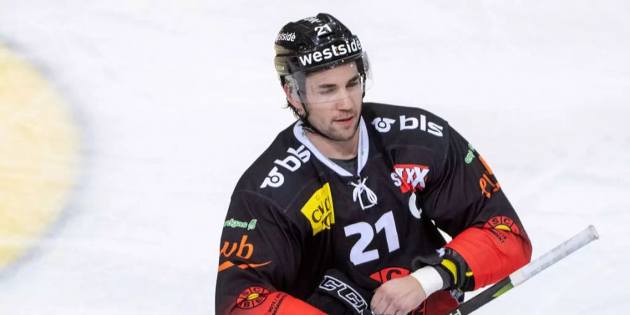 Simon Moser vom SC Bern zieht die Handschuhe aus.