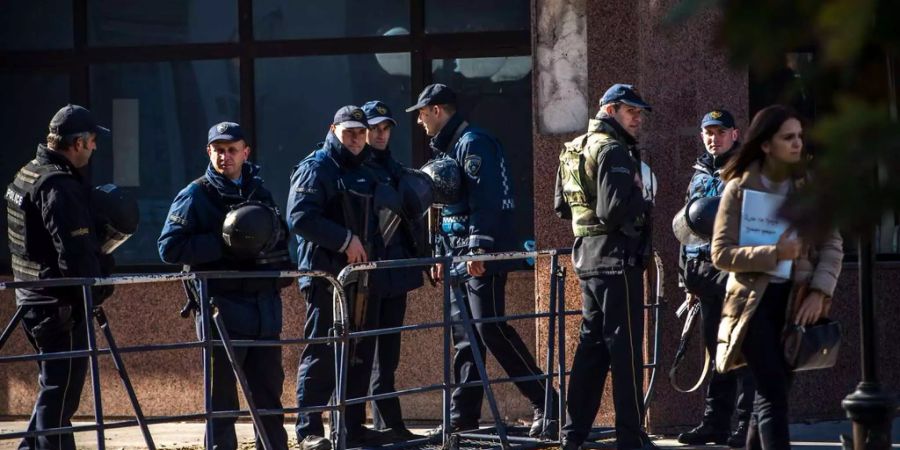 Eine Gruppe Polizisten bewacht das Parlamentsgebäude.
