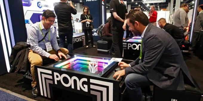 Pong von Atari an der CES in Las Vegas. spielen pong