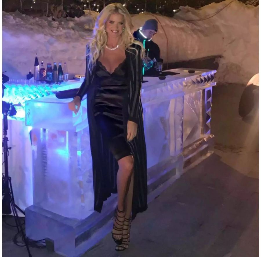 Mit High Heels an der Eisbar: Unterwäsche-Model Victoria Silvstedt in Adermatt UR.