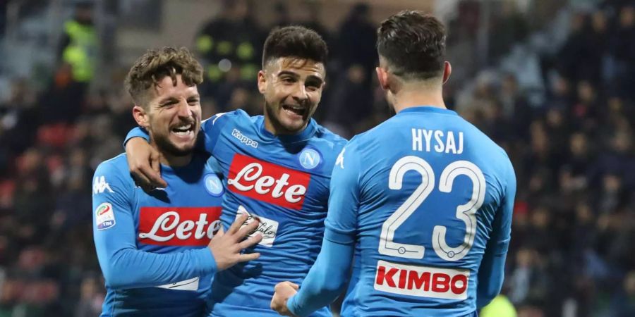 Mertens, Insigne und Hysaj bejubeln den klaren Sieg gegen Cagliari.