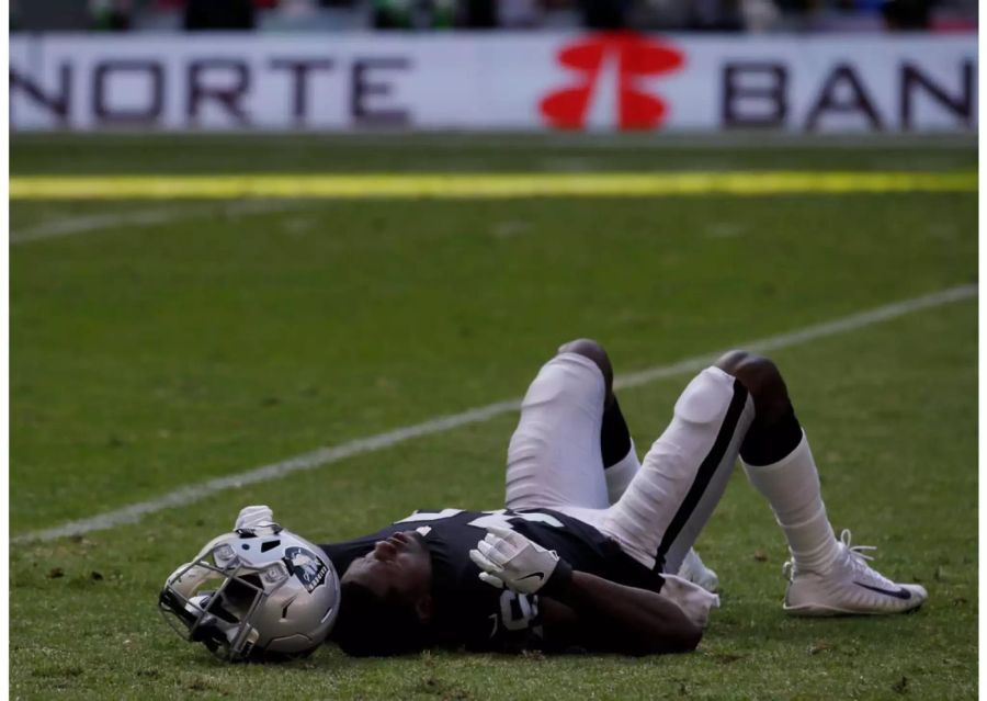 Die Oakland Raiders sind weit von ihrer letztjährigen Form entfernt. Die Defensive hat gegen Tom Brady und Co. keine Chance und in der Offensive lassen die Receiver Bälle fallen, die sie normalerweise im Schlaf fangen würden. Marshawn Lynch kann als einziger überzeugen. Zu ihrem Glück verliert Divisionsrivale Kansas City ebenfalls, so bleiben die Playoff-Träume der Raiders noch am Leben. Ohne Arbeit an der mentalen Stärke wird das aber nichts.