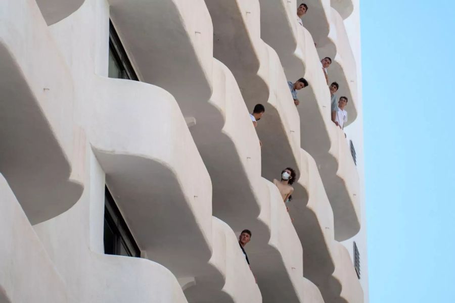 Junge Männer in Quarantäne in einem Hotel auf Mallorca.