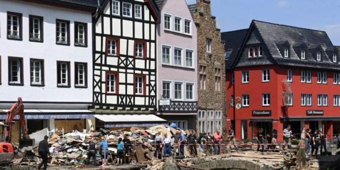 Aufräumarbeiten im verwüsteten Bad Münstereifel Aufräumarbeiten im verwüsteten Bad Münstereifel