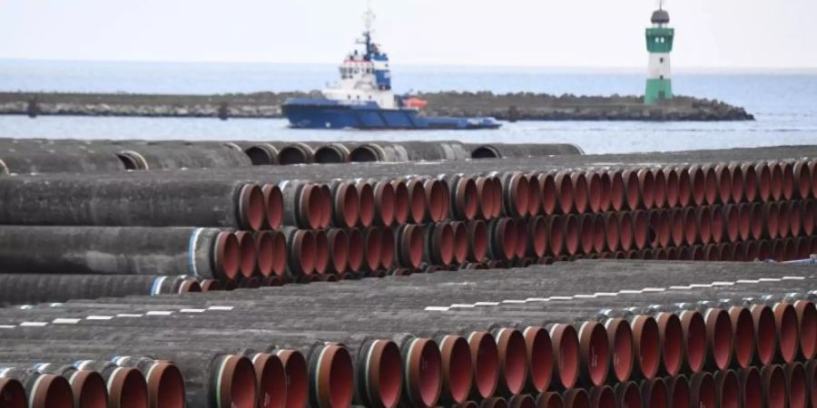 Rohre für den Bau der Erdgaspipeline Nord Stream 2 von Russland nach Deutschland werden im Hafen Mukran auf der Insel Rügen gelagert. Foto: Stefan Sauer/dpa-Zentralbild/dpa