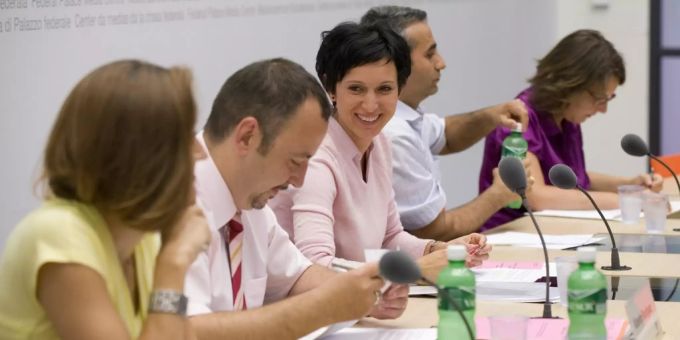 Mitglieder der Sozialdemokratischen Partei der Schweiz (SP), von links, Lurata Reci und Roberto Rodriguez, beide Vorstandsmitglieder von Secondas Plus Schweiz, Nationalratsvizepraesidentin Pascale Bruderer, AG, Mustafa Atici, Grossrat BS und Nationalraetin Ada Marra, VD, setzen sich am Dienstag, 24. Juni 2008, an einer Medienkonferenz in Bern Roberto Rodriguez