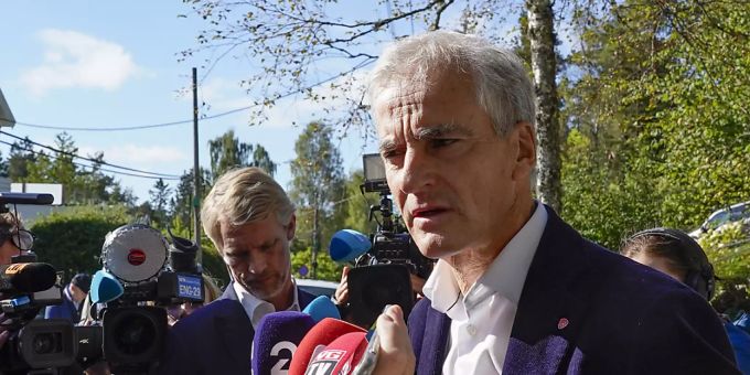 Jonas Gahr Støre, Vorsitzender der Sozialdemokraten in Norwegen, beantwortet Fragen von Reportern vor seinem Haus. Jonas Gahr Støre