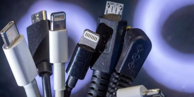 Die EU-Kommission will am Donnerstag einen Gesetzesvorschlag für einheitliche Ladebuchsen an Handys, Tablets und anderen Elektrogeräten machen. Foto: Jens Büttner/dpa-Zentralbild/dpa Die EU-Kommission will am Donnerstag einen Gesetzesvorschlag für einheitliche Ladebuchsen an Handys, Tablets und anderen Elektrogeräten machen. Foto: Jens Büttner/dpa-Zentralbild/dpa