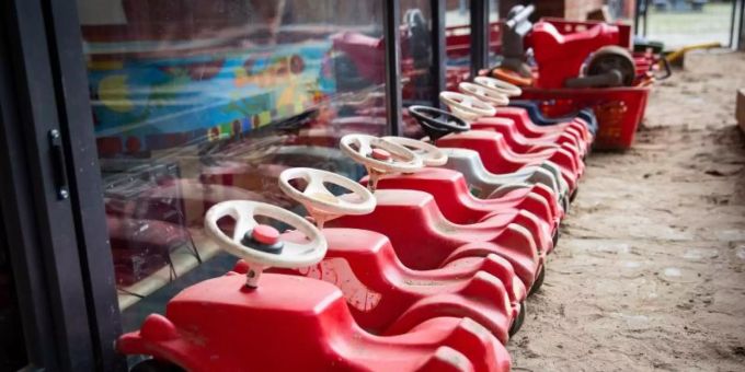 Mehrere Bobbycars stehen auf dem Spielplatz eines Kindergartens. Foto: Christian Charisius/dpa/Symbolbild Mehrere Bobbycars stehen auf dem Spielplatz eines Kindergartens. Foto: Christian Charisius/dpa/Symbolbild