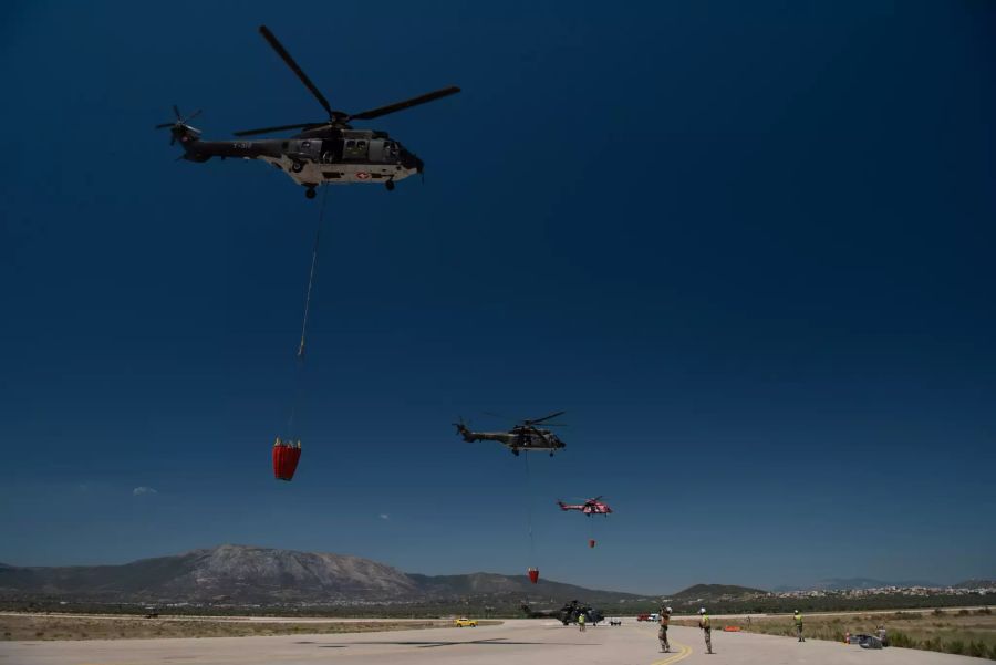 Dann geht's los: Die beiden Super Pumas folgen dem roten Helikopter des griechischen Bevölkerungsschutzes.