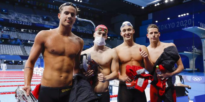 Noe Ponti, Roman Mityukov, Antonio Djakovic und Nils Liess posieren für ein Foto. Schwimmen