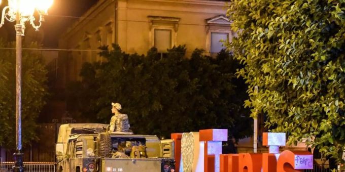 Soldaten in Tunis, nachdem der tunesische Präsident Saied nach einem Tag landesweiter Proteste gegen die Regierungspartei die Entlassung von Premierminister Mechichi bekannt gegeben hat. Foto: Jdidi Wassim/SOPA Images via ZUMA Press Wire/dpa Kaïs Saïed