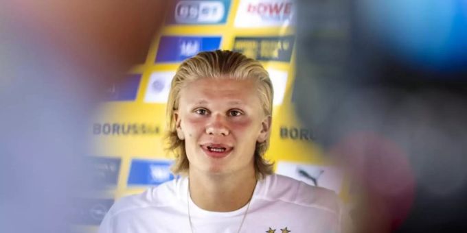 Verströmt wenig Wechsellust: Erling Haaland spricht während der Medienrunde zu den Journalisten. Foto: David Inderlied/dpa Verströmt wenig Wechsellust: Erling Haaland spricht während der Medienrunde zu den Journalisten. Foto: David Inderlied/dpa