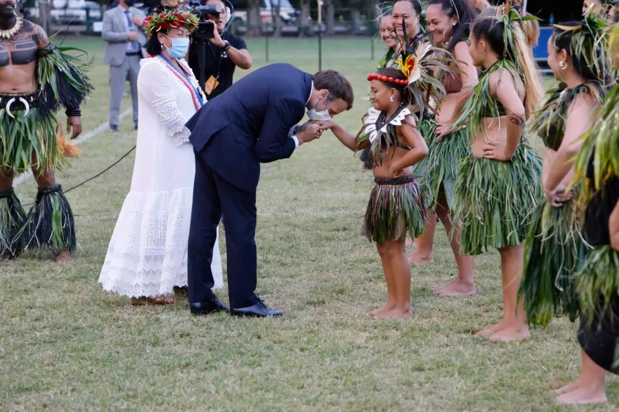 Der französische Präsident wurde mit traditionellen Tänzen und Gesang begrüsst.