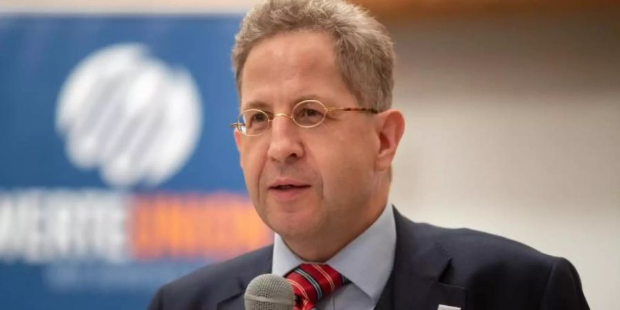 Hans-Georg Maassen wirft den öffentlich-rechtlichen Medien «Meinungsmanipulation» und die Anwendung von «Tricks» vor. Foto: Michael Reichel/dpa