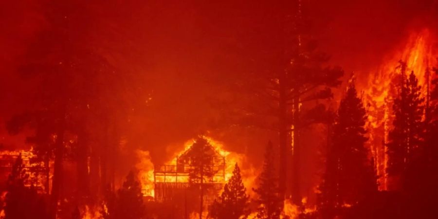 Die Flammen rund im Lake Tahoe verschlingen erste Gebäude