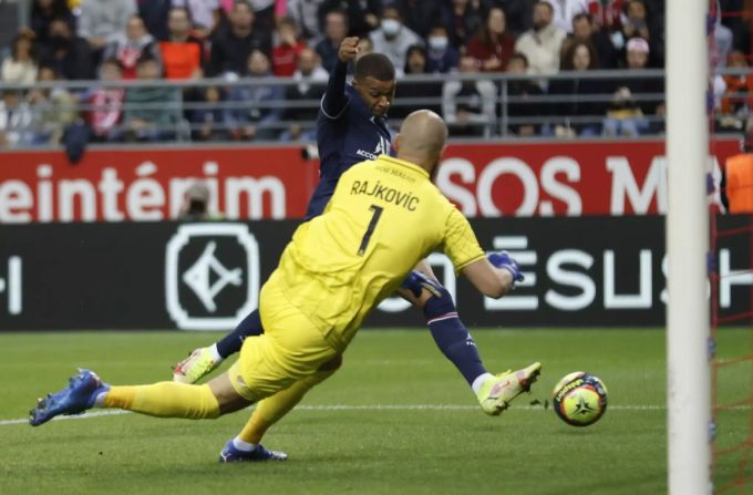 Kylian Mbappé bezwingt Reims-Goalie Rajkovic gleich doppelt. Lionel Messi schaut zu diesem Zeitpunkt noch von der Seitenlinie zu. Lionel Messi