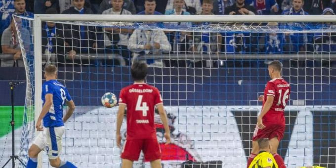 Schalkes Simon Terodde (l) trifft hier zum 2:1 und erhöht kurz vor Schluss zum 3:1 gegen Düsseldorf. Foto: David Inderlied/dpa Schalkes Simon Terodde (l) trifft hier zum 2:1 und erhöht kurz vor Schluss zum 3:1 gegen Düsseldorf. Foto: David Inderlied/dpa