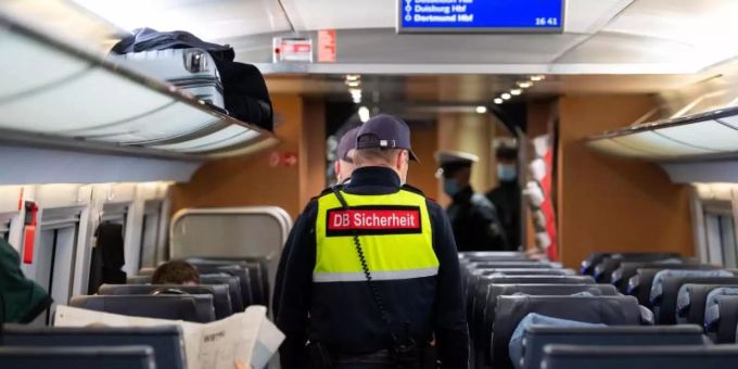 Sicherheitsmitarbeiter der Deutschen Bahn kontrollieren die Einhaltung der Maskenpflicht. Foto: Sven Hoppe/dpa Sicherheitsmitarbeiter der Deutschen Bahn kontrollieren die Einhaltung der Maskenpflicht. Foto: Sven Hoppe/dpa