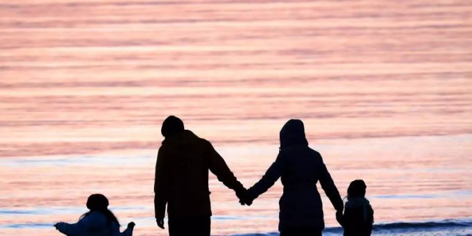 Ehe und Familie sind auch heute noch das Ideal vieler junger Menschen. Foto: Bernd Wüstneck/dpa-Zentralbild/dpa Ehe und Familie sind auch heute noch das Ideal vieler junger Menschen. Foto: Bernd Wüstneck/dpa-Zentralbild/dpa