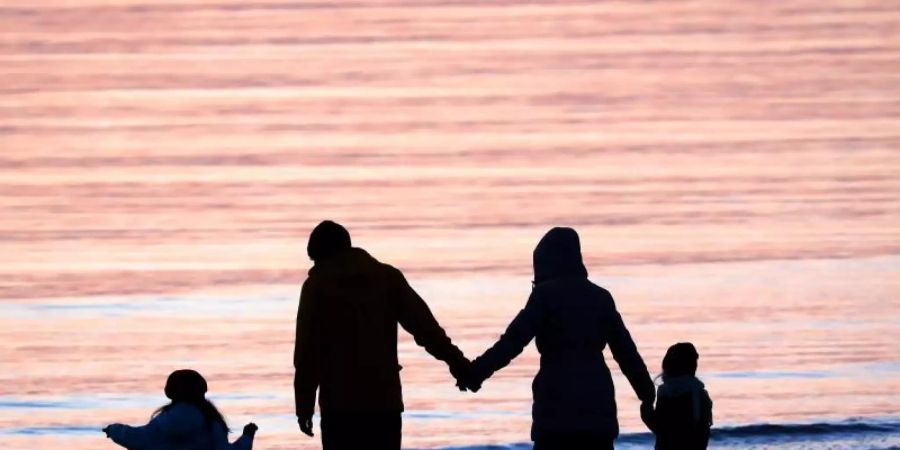 Ehe und Familie sind auch heute noch das Ideal vieler junger Menschen. Foto: Bernd Wüstneck/dpa-Zentralbild/dpa