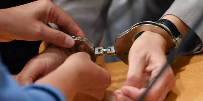 Eine Justizbeamtin nimmt der Angeklagten im Gerichtssaal die Handschellen ab. Foto: Arne Dedert/dpa Eine Justizbeamtin nimmt der Angeklagten im Gerichtssaal die Handschellen ab. Foto: Arne Dedert/dpa