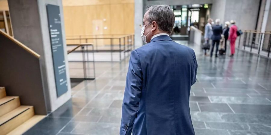 dpatopbilder - Nach Angaben von Teilnehmern der heutigen CDU-Fraktionssitzung, räumte Armin Laschet eigene Fehler im Wahlkampf ein und entschuldigte sich. Foto: Michael Kappeler/dpa