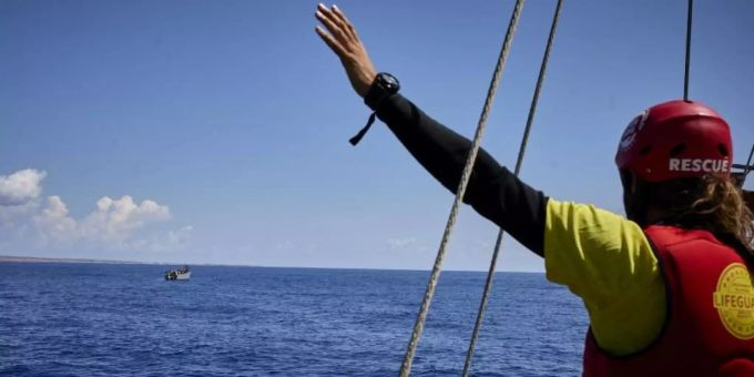 Ein Mitglied der NGO «Open Arms», die immer wieder Menschen aus dem Mittelmeer rettet, gestikuliert an Bord des Schiffes «Astral». Foto: Jesús Hellín/EUROPA PRESS/dpa/Symbolbild Ein Mitglied der NGO «Open Arms», die immer wieder Menschen aus dem Mittelmeer rettet, gestikuliert an Bord des Schiffes «Astral». Foto: Jesús Hellín/EUROPA PRESS/dpa/Symbolbild