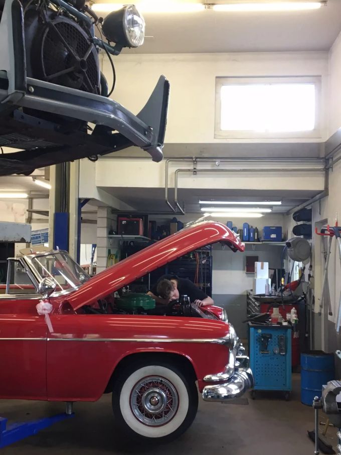 Ein Mechaniker der Weinberggarage Lobrano AG im Einsatz. Weinberggarage Lobrano AG