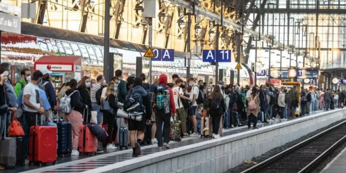 Zahlreiche Reisende warten im Frankfurter Hauptbahnhof auf einen ICE nach Berlin. Foto: Frank Rumpenhorst/dpa Zahlreiche Reisende warten im Frankfurter Hauptbahnhof auf einen ICE nach Berlin. Foto: Frank Rumpenhorst/dpa