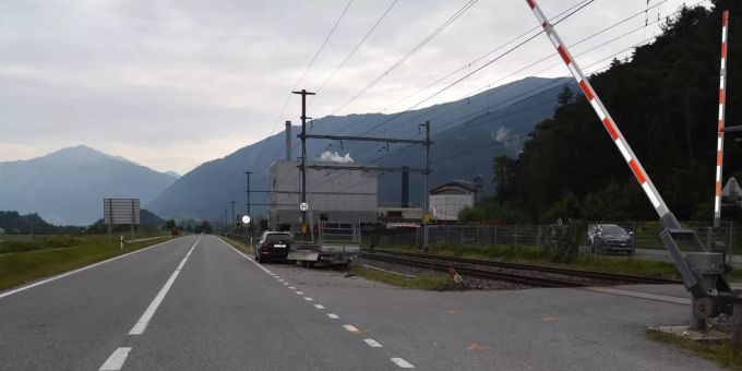 Ein Zug kollidierte mit dem Anhänger. Unfall