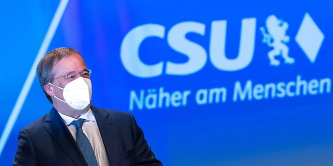 Armin Laschet, Unions-Kanzlerkandidat und CDU-Vorsitzender, steht beim Parteitag der CSU vor Beginn seiner Rede auf der Bühne. Es ist der erste Präsenzparteitag der CSU seit dem Ausbruch der Corona-Pandemie. Foto: Peter Kneffel/dpa Armin Laschet, Unions-Kanzlerkandidat und CDU-Vorsitzender, steht beim Parteitag der CSU vor Beginn seiner Rede auf der Bühne. Es ist der erste Präsenzparteitag der CSU seit dem Ausbruch der Corona-Pandemie. Foto: Peter Kneffel/dpa