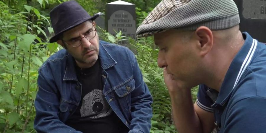 Dory Manor und Moshe Sakal auf dem Jüdischen Friedhof Weissensee in Berlin. Foto: rbb/ARD/dpa