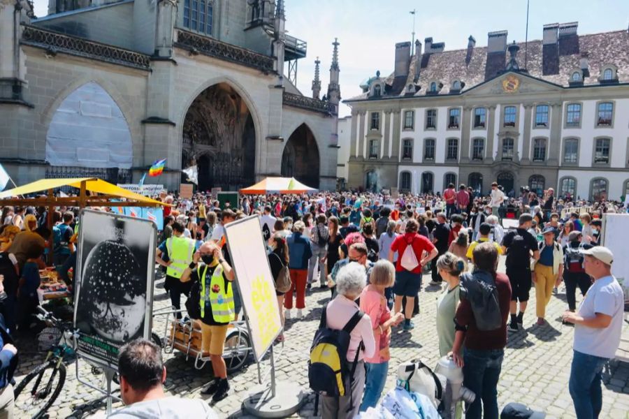 Der Münsterplatz in Bern ist gut besucht.