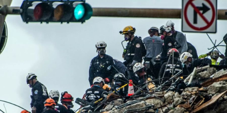 Rettungskräfte auf dem Trümmerhaufen