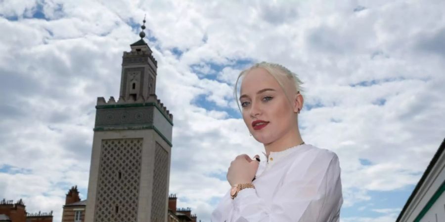 Mila vor der Pariser Moschee