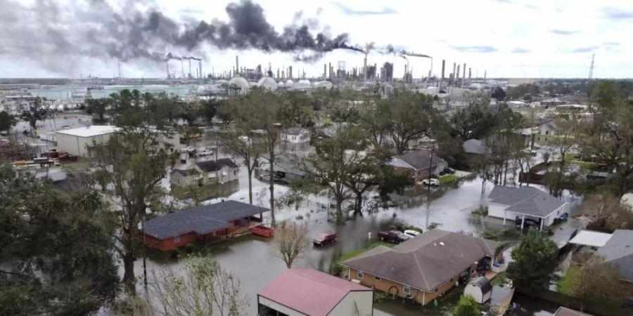 Hochwasser in einer Wohnsiedlung und auf dem Gelände einer Raffinerie in Louisiana nach dem Hurrikan «Ida». Foto: Chris Granger/The Times-Picayune/The New Orleans Advocate via AP/dpa