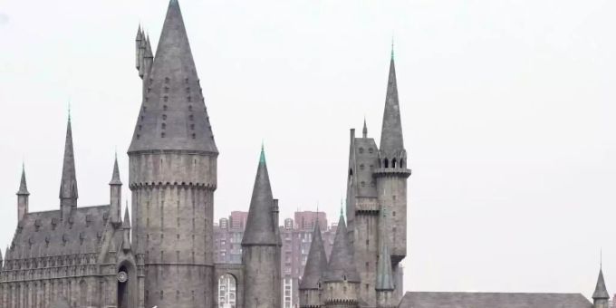Der weltgrösste Vergnügungspark von Universal Studios hat im Stadtbezirk Tongzhou seine Tore für geladene Besucher geöffnet. Nach dem Soft-Opening soll der Park des Hollywood-Riesen in Chinas Hauptstadt am 20. September seinen Betrieb voll aufnehmen. Foto: Ng Han Guan/AP/dpa Der weltgrösste Vergnügungspark von Universal Studios hat im Stadtbezirk Tongzhou seine Tore für geladene Besucher geöffnet. Nach dem Soft-Opening soll der Park des Hollywood-Riesen in Chinas Hauptstadt am 20. September seinen Betrieb voll aufnehmen. Foto: Ng Han Guan/AP/dpa