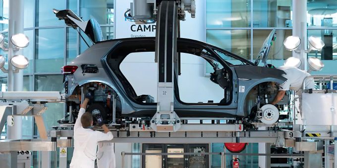 Die Autobauer weltweit haben im ersten Halbjahr 2021 trotz Chipmangels, eingeschränkter Lieferkette und Coronakrise Rekordgewinne eingefahren. Im Bild bauen Arbeiter in der Fabrik von VW in Dresden die Karosserie und den Antriebsstrang eines VW ID.3 zusammen. (Archivbild) lieferkette