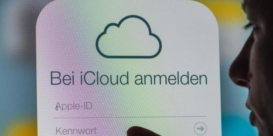 Nachdem Apples angekündigtes System zum Aufspüren kinderpornografischer Fotos Überwachungsängste geweckt hat, bessert der iPhone-Konzern nach. Foto: Armin Weigel/dpa