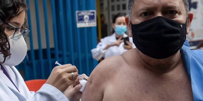 Im brasilianischen Sao Paulo liegt die Impfquote bei rekordverdächtigen 104 Prozent. Das liegt daran, dass die genaue Einwohnerzahl der Metropole unbekannt ist und nur geschätzt wird. Foto: Andre Penner/AP/dpa Sao Paolo