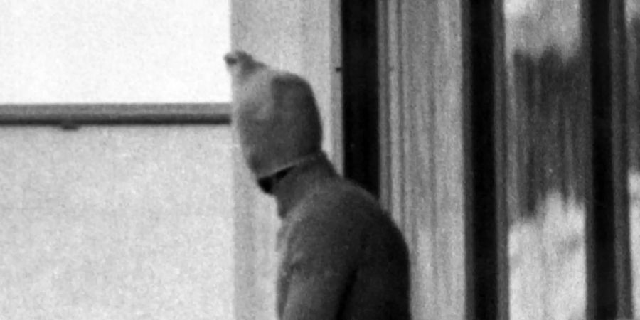 Ein vermummter arabischer Terrorist zeigt sich auf dem Balkon des israelischen Mannschaftsquartiers im Olympischen Dorf der Sommerspiele. Foto: dpa