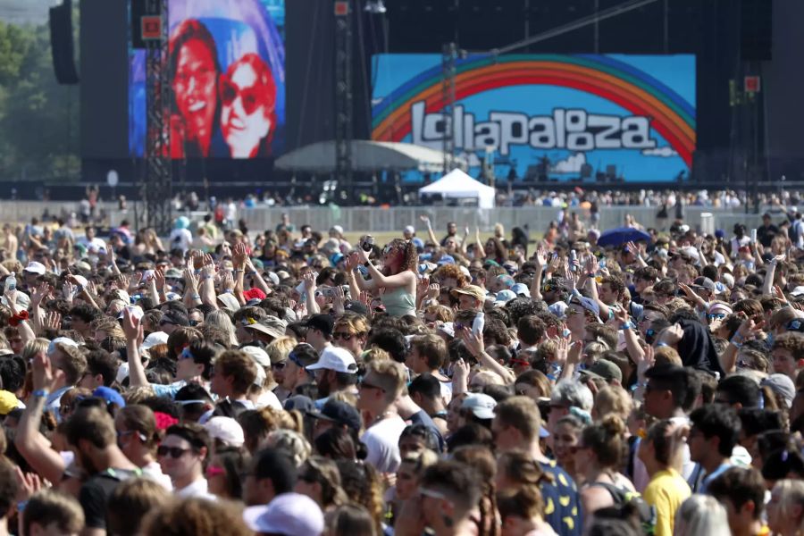 Fans tummeln sich trotz Coronavirus vor der Hauptbühne am Lollapalooza Festival.