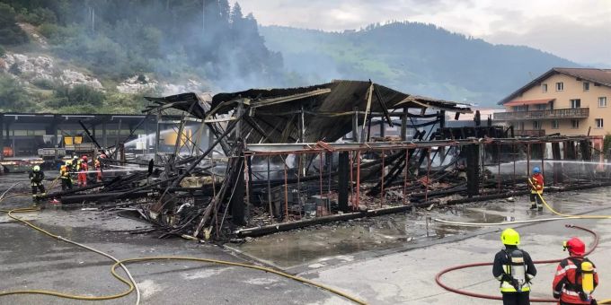 Im Industriegebiet in Schluein GR kam es am Donnerstag zu einem Grossbrand. Grossbrand in Schluein GR